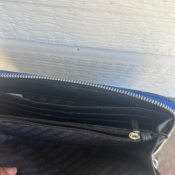 STEVE  MADDEN NAVY BLUE WALLET WITH ZIPPER AROUND LITTLE CALLOUT INSIDE - Picture 2 of 5